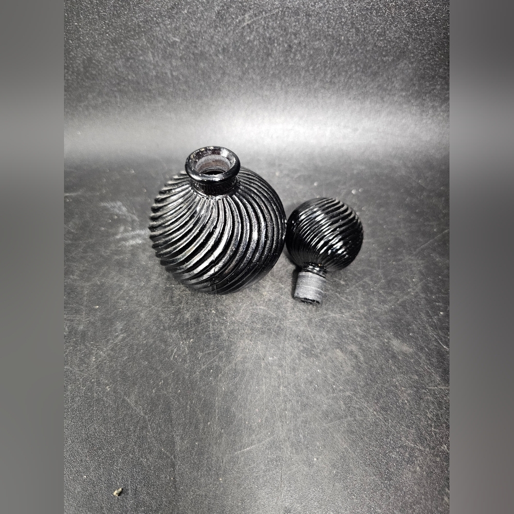 Black‎ Ribbed Decorative Object - Picture 6 of 6